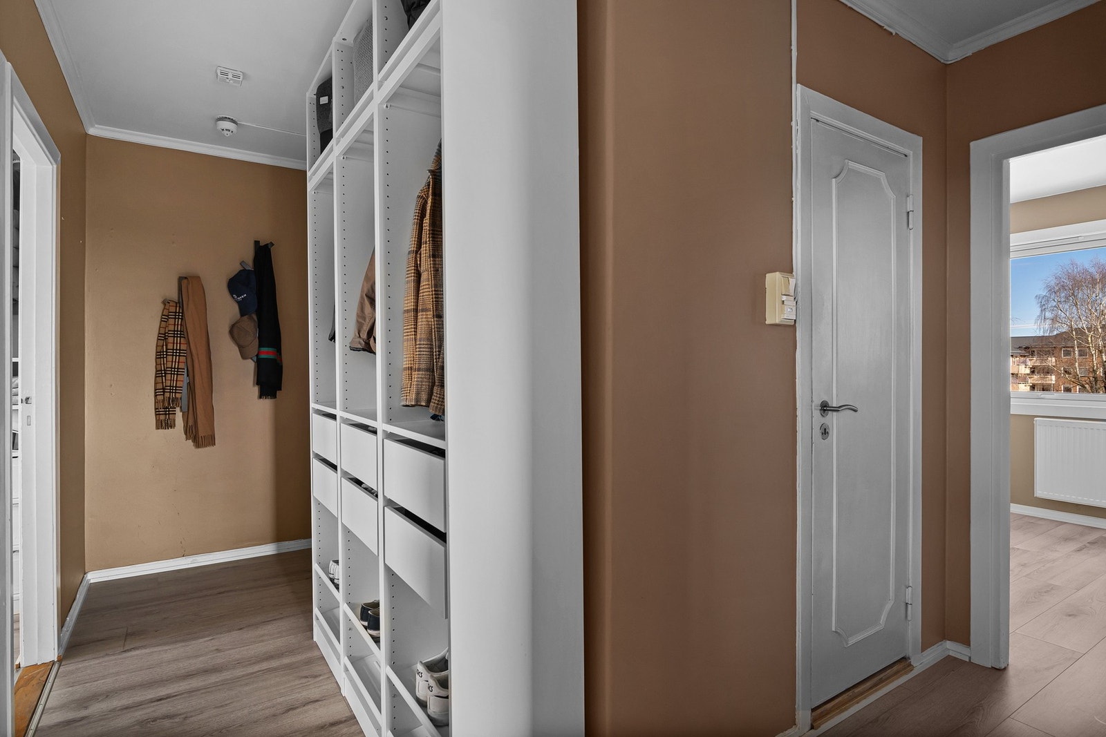 Lys og praktisk entrè med plass til oppbevaring av yttertøy i garderobeskap. Galleribilde