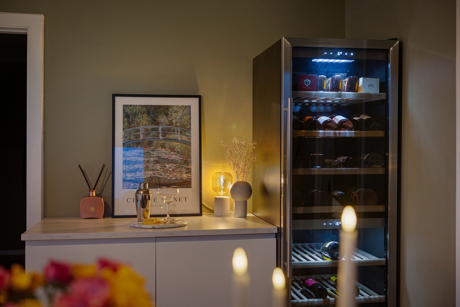 I stuen er det satt inn benkeskap og vinskap - perfekt for stemningsfulle kvelder! (NB; Vinskapet medfølger ikke). Galleribilde