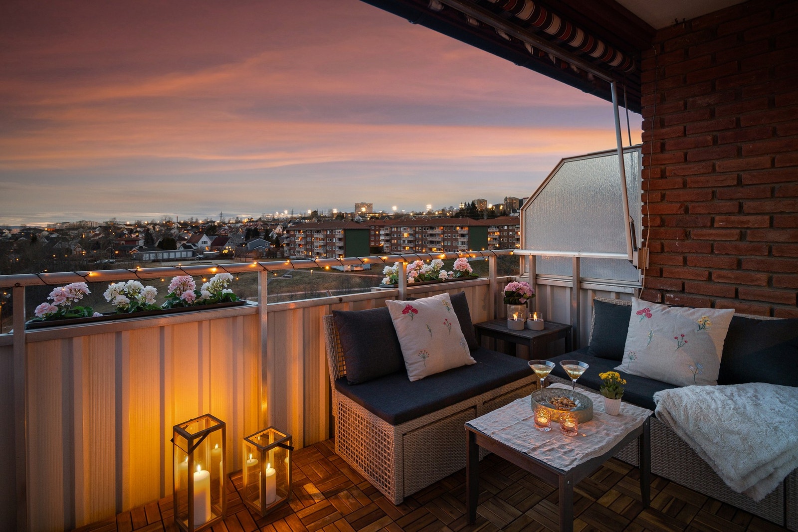 Her får du en lys og gjennomgående 4-roms topp- og endeleilighet med en solrik, vestvendt balkong. Galleribilde