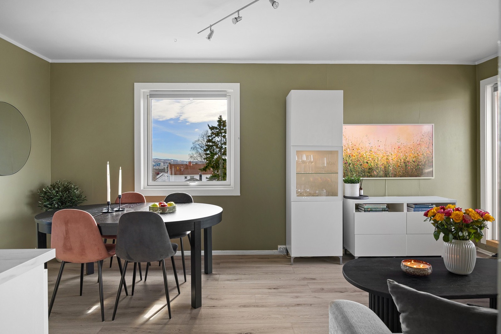 Denne leiligheten har et ekstra vindu i stuen, som gir enda mer naturlig lys. Galleribilde