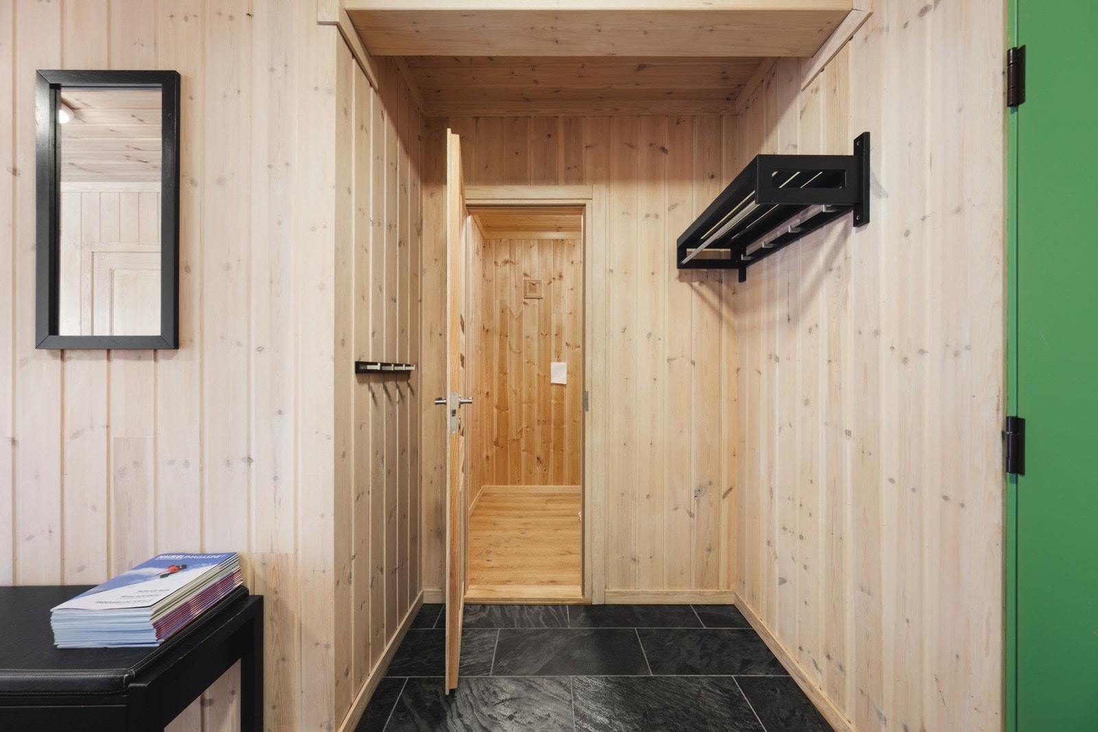 Praktisk bod med direkte adkomst fra entre. Galleribilde