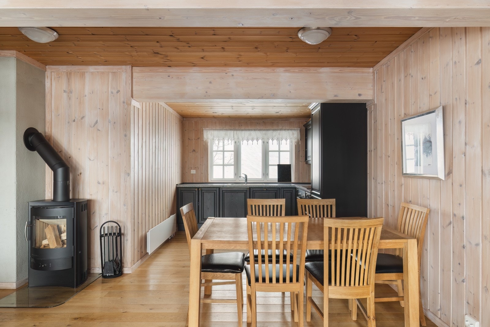 Åpen stue og kjøkken løsning. Galleribilde