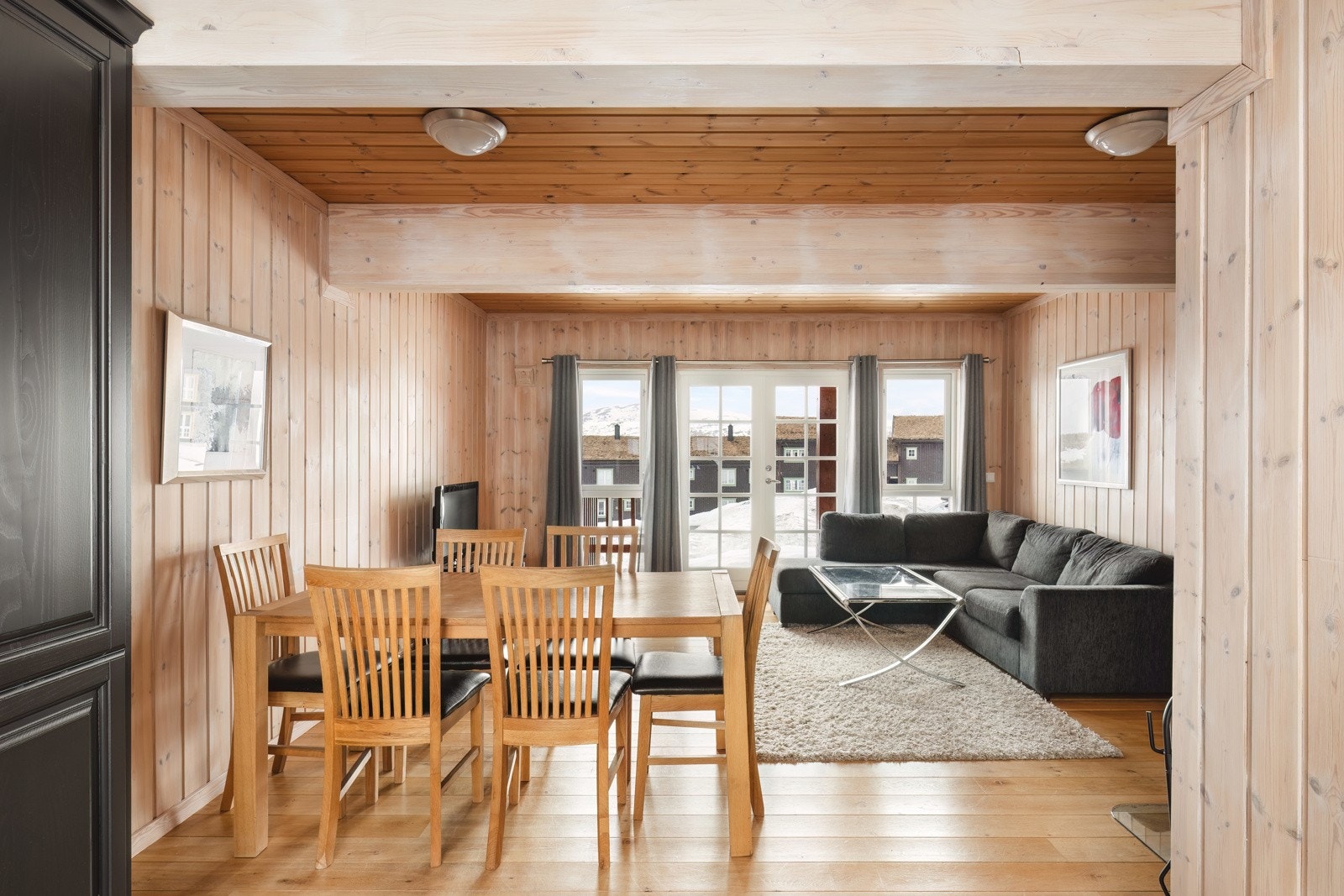 Store vindusflater i stue som ivaretar den flotte utsikten. Galleribilde