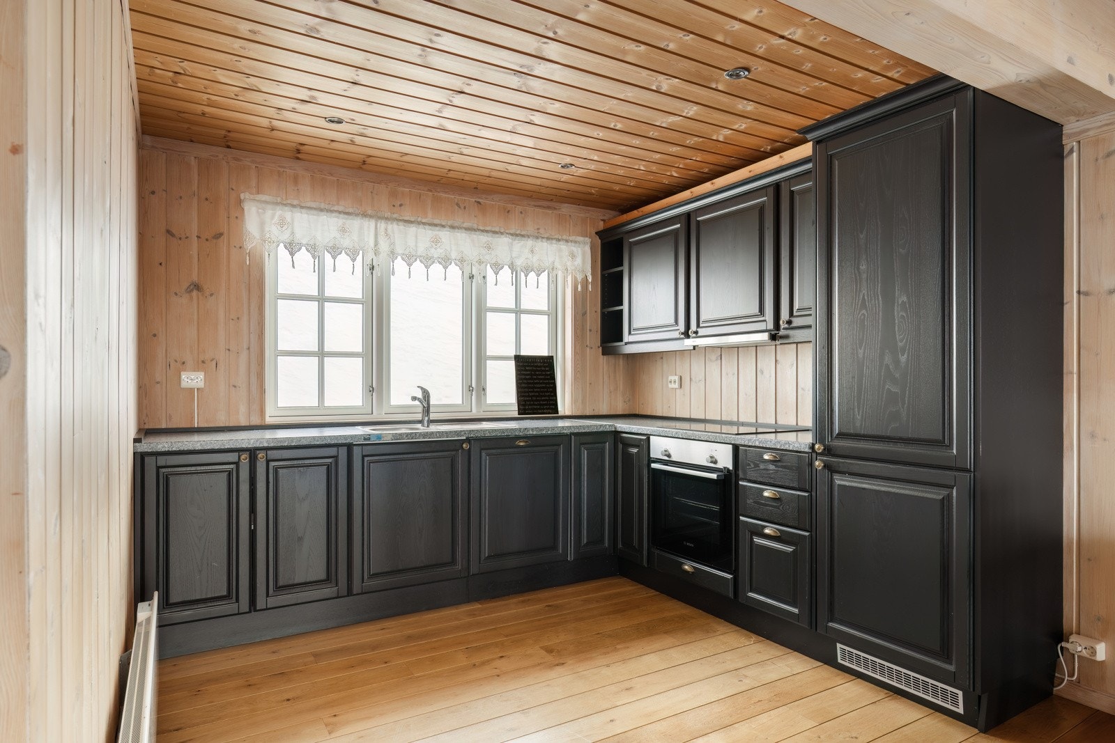 Kjøkken med god arbeids-, og oppbevaringsplass. Galleribilde