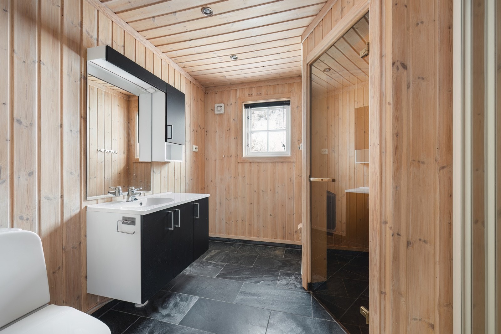 Stort bad med egen badstue. Gulvvarme. Galleribilde