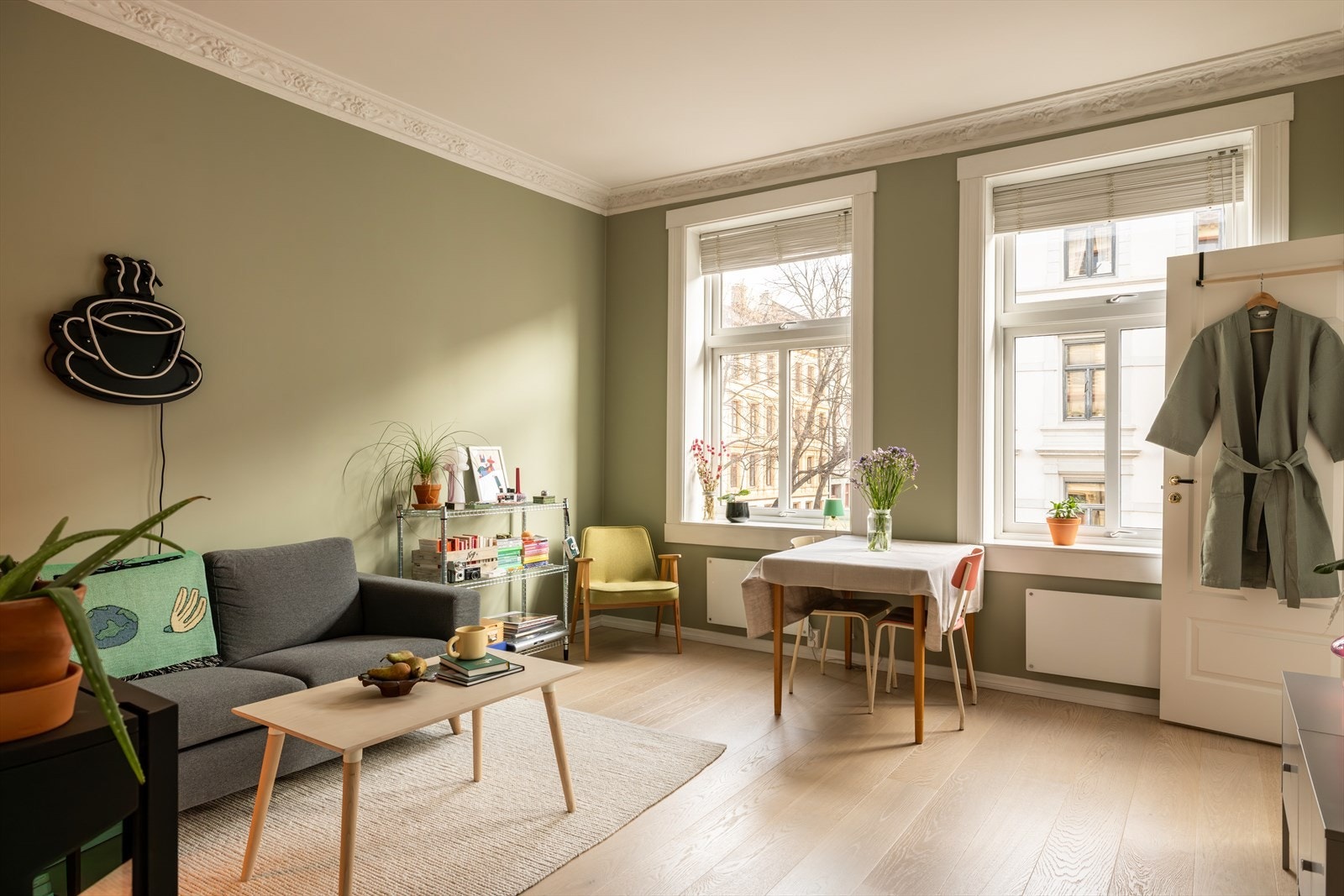 Leiligheten har gjennomgående flotte detaljer som rosetter og profilert listverk som er med på å gi en eksklusiv atmosfære Galleribilde