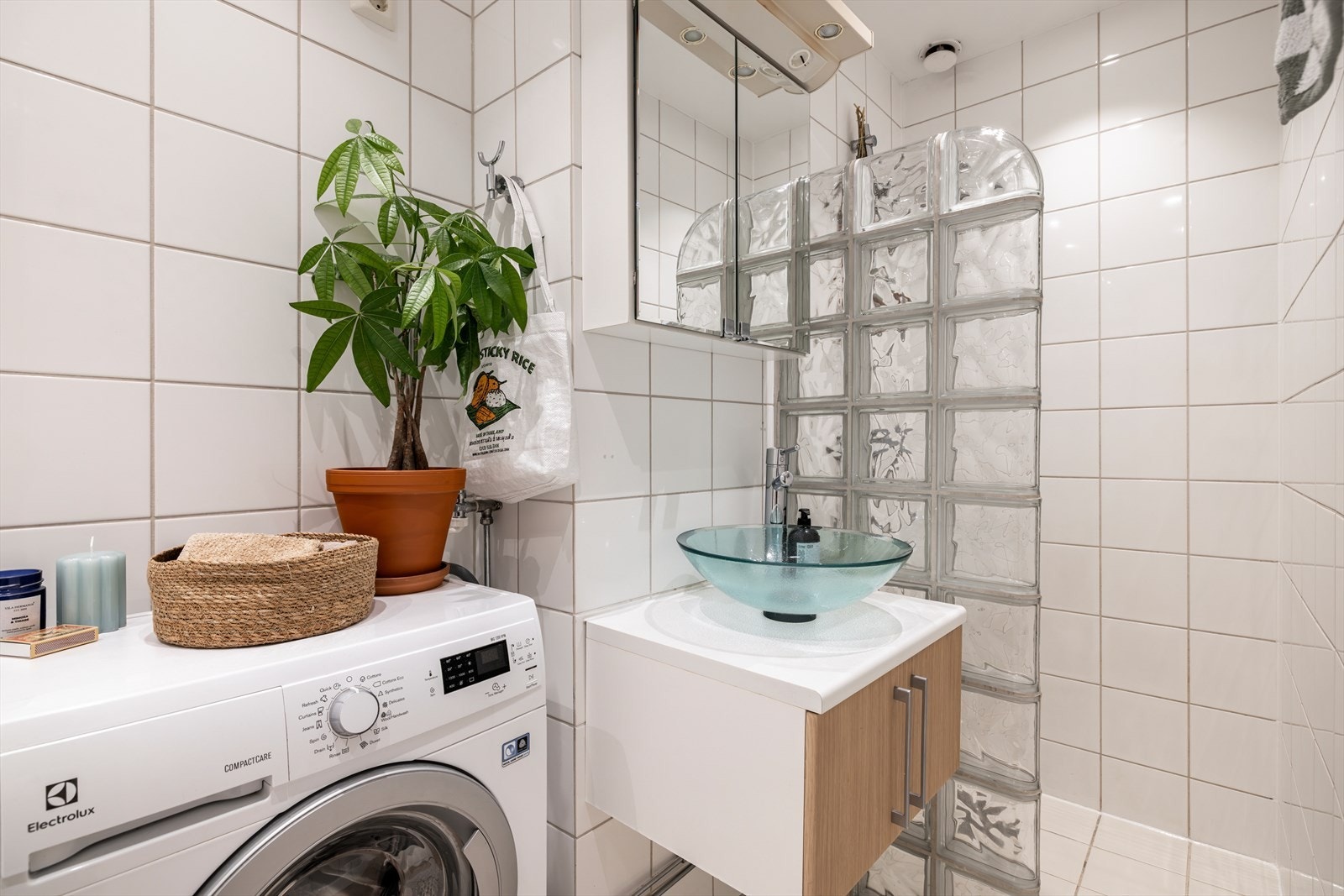 Flislagt bad med gulvvarme og opplegg som for vaskemaskin som ble renovert i 2007 Galleribilde