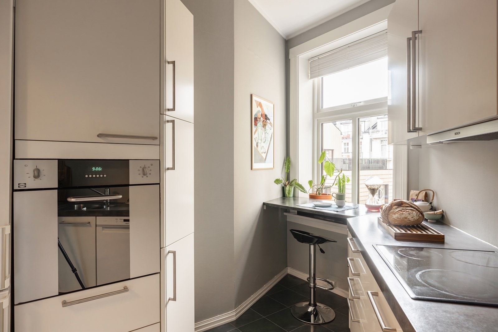 Det er integrert stekeovn og platetopp med kullfiltervifte over stekesonen. Frittstående oppvaskmaskin og kjøl/fryseskap Galleribilde