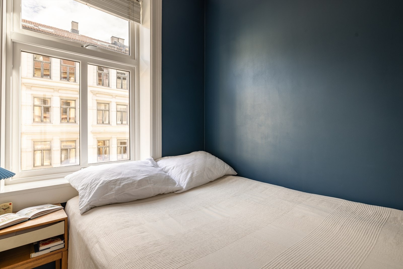 Her er det god plass til dobbeltseng med tilhørende møblement Galleribilde