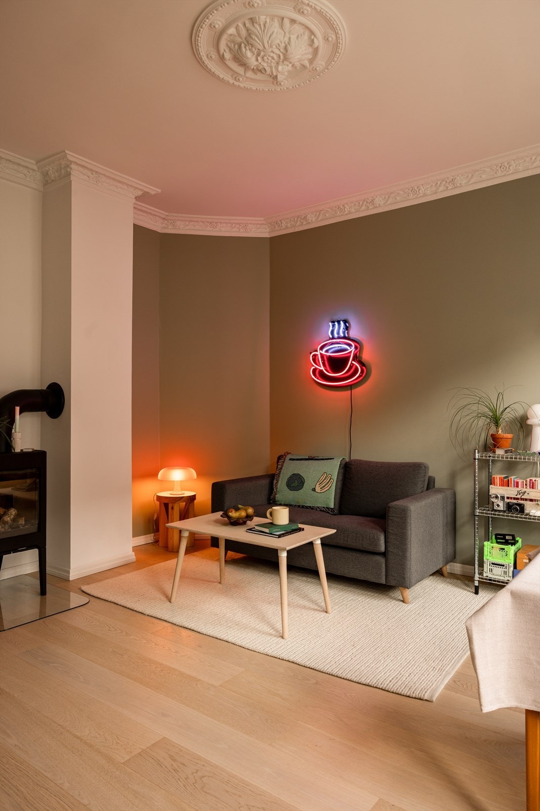 Det er god plass til sofa, tv-møbler og spisebord. Galleribilde