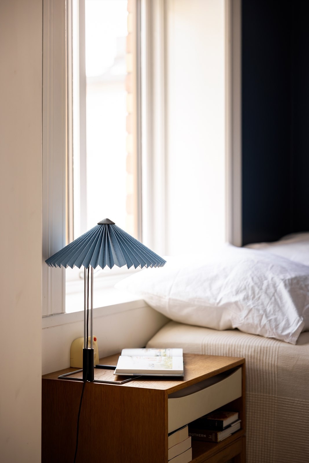 Soverommet er malt i en dyp og behagelig blåtone. Galleribilde