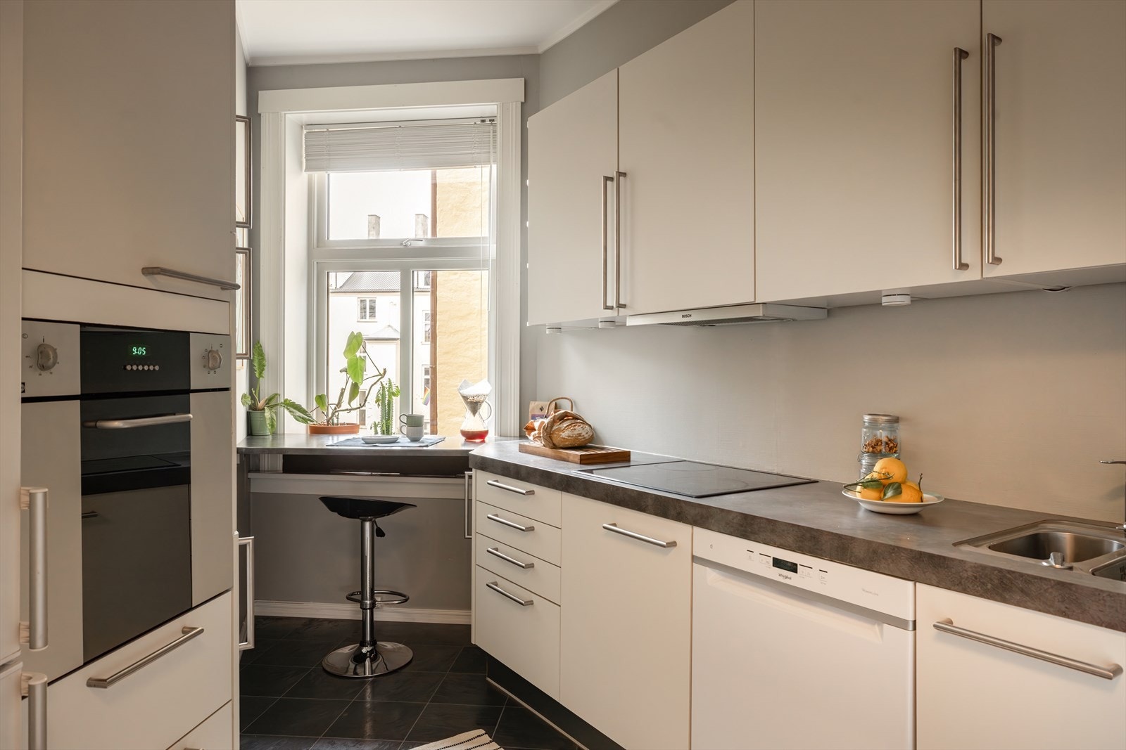 HTH-kjøkken som byr på godt med benk- og skapplass. Galleribilde