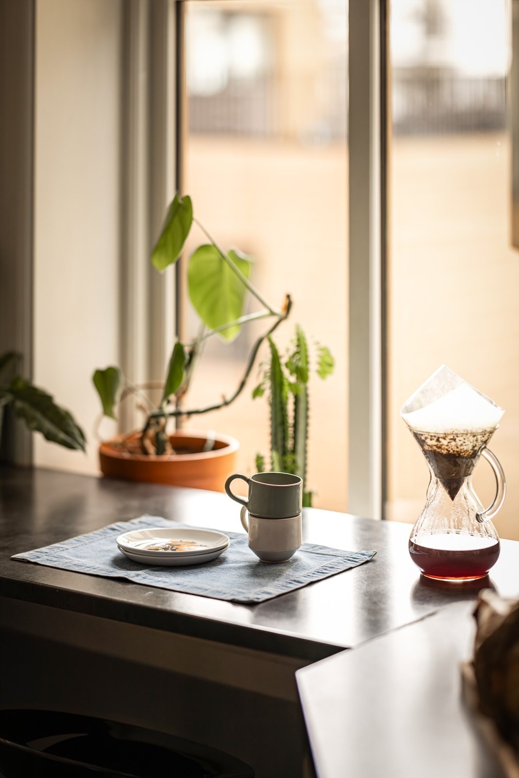 Koselig sitteplass ved vinduet hvor man kan nyte frokosten. Fra kjøkkenvinduet ser man ut på borettslagets hyggelige bakgård Galleribilde