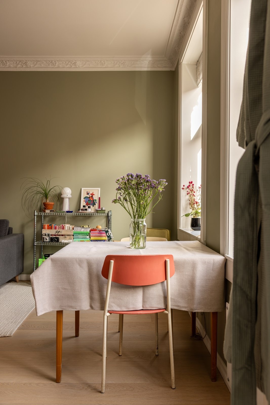 Kombinasjonen av store vindusflater og en svært generøs himlingshøyde på ca. 2,87 meter skaper en svært god romfølelse Galleribilde