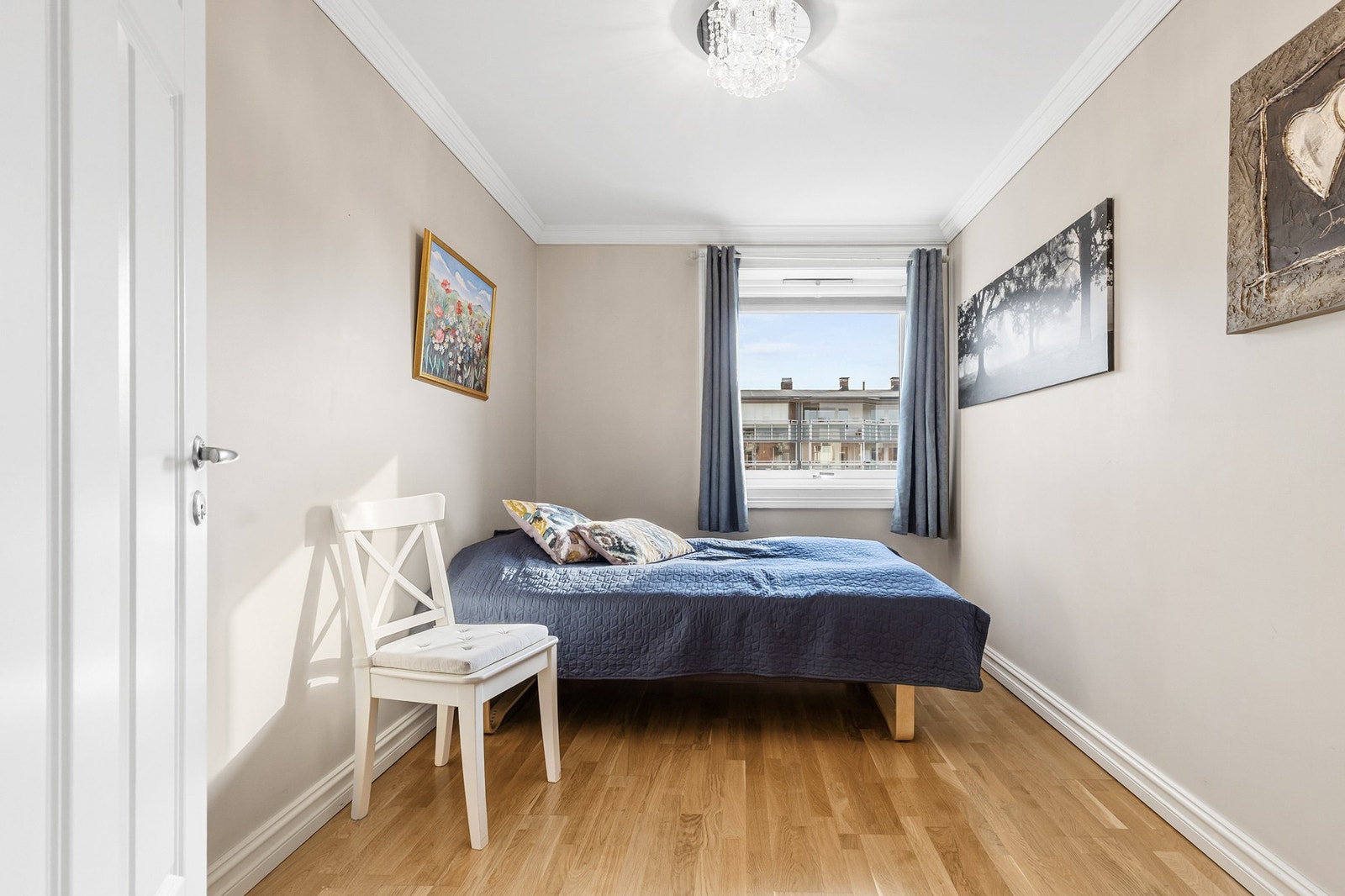 Soverom 2 er også av fin størrelse, og har parkett på gulv og slette flater på vegger og i himling Galleribilde