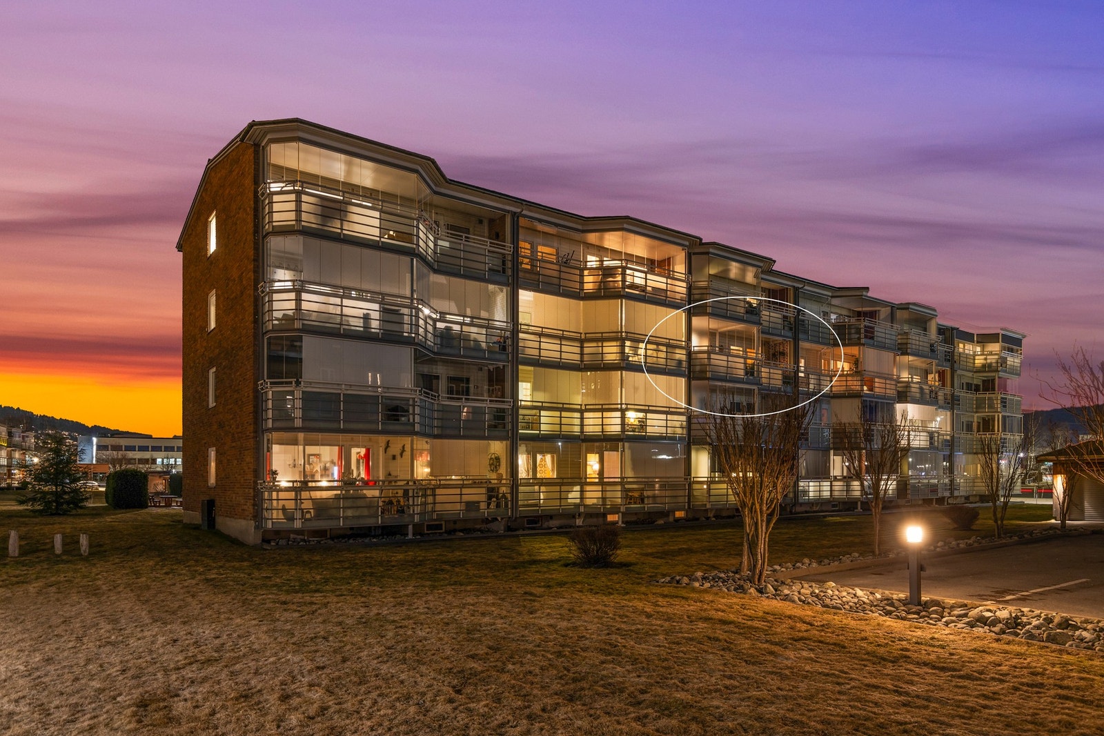 Fasade. Boligen ligger i et veletablert boligområde med pen opparbeidet felles hage og gårdsplass Galleribilde