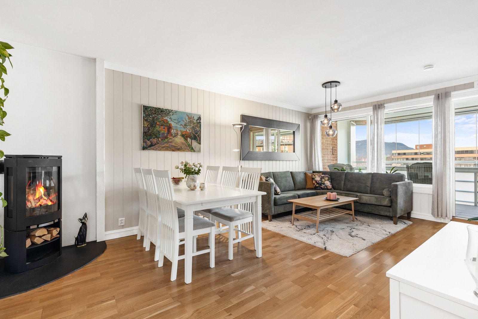 I stuen er det god plass til både spisebord, sofa og det en måtte ønske Galleribilde