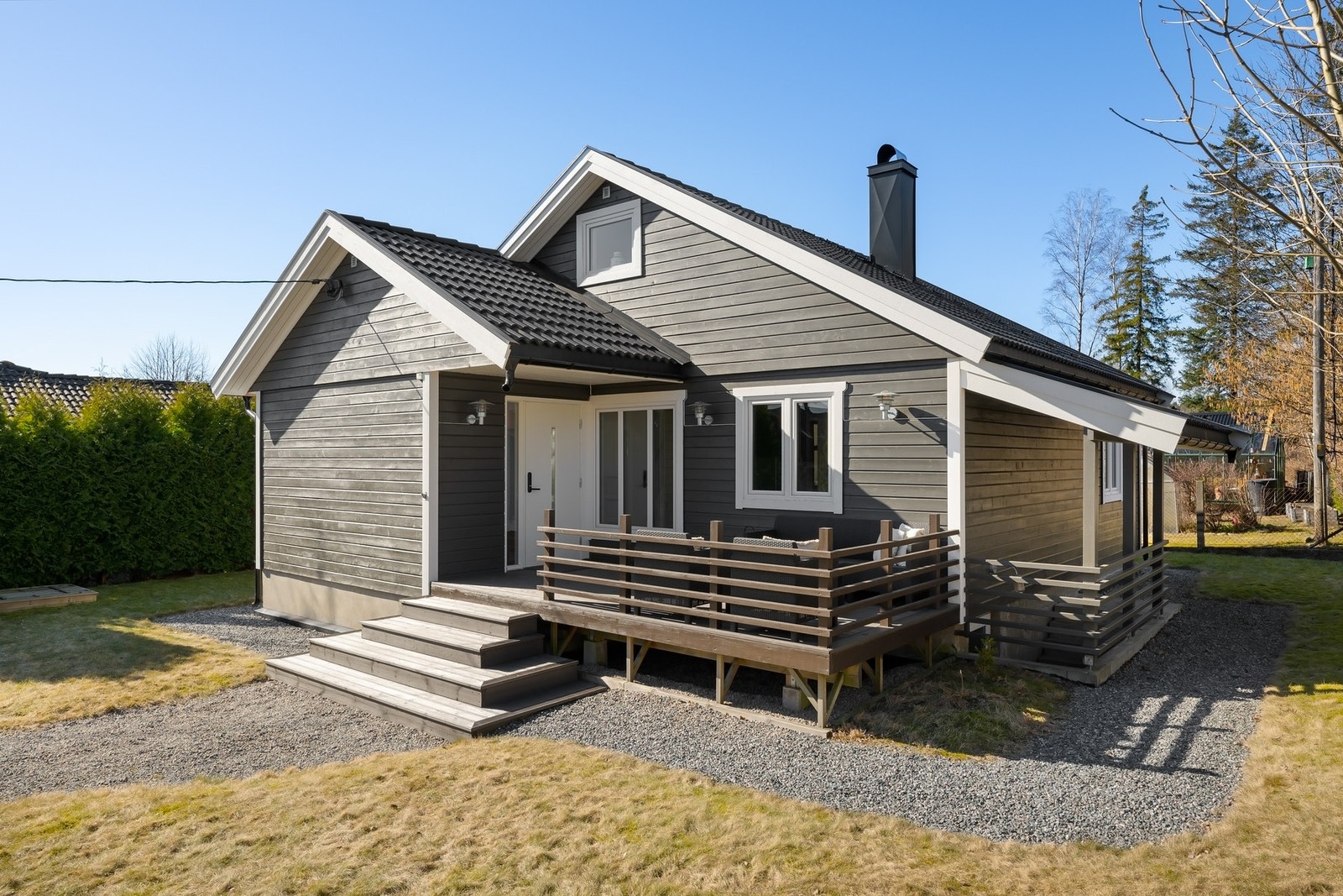 Dette er en sjarmerende enebolig beliggende på populære og barnevennlige Sandbakken. Galleribilde