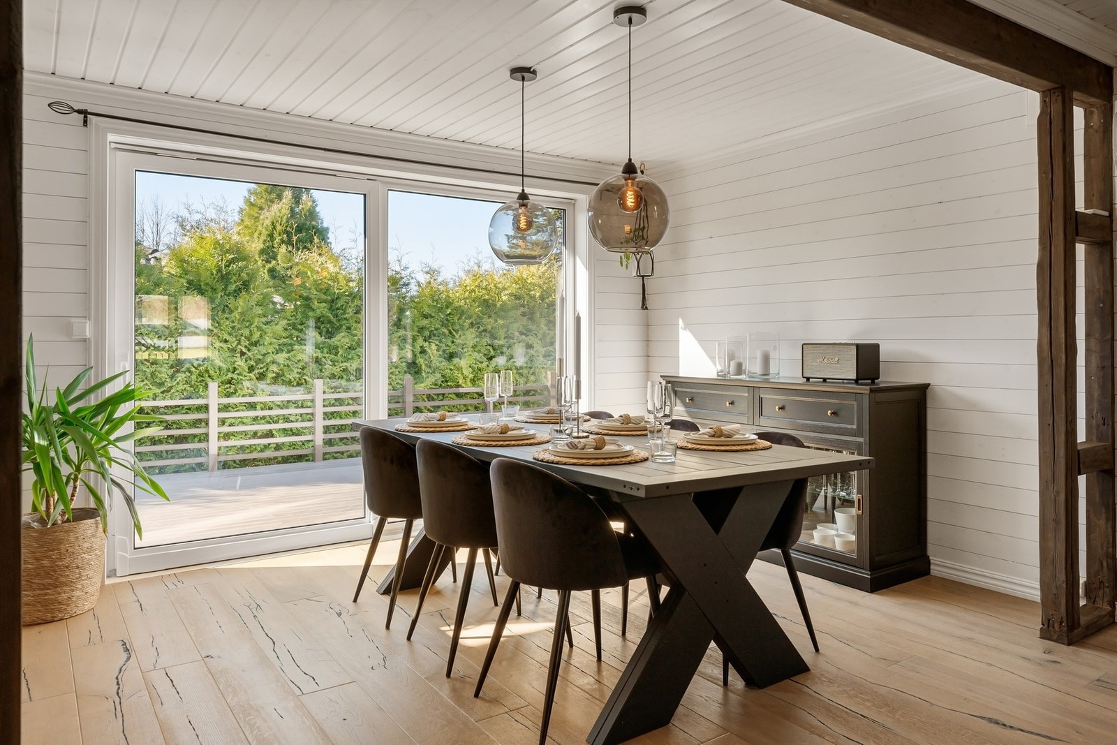 Plass til en stor spisestue foran balkongdøren. Balkongdøren kan man enkelt åpne på varme sommerdager slik at man forlenger stuen. Galleribilde