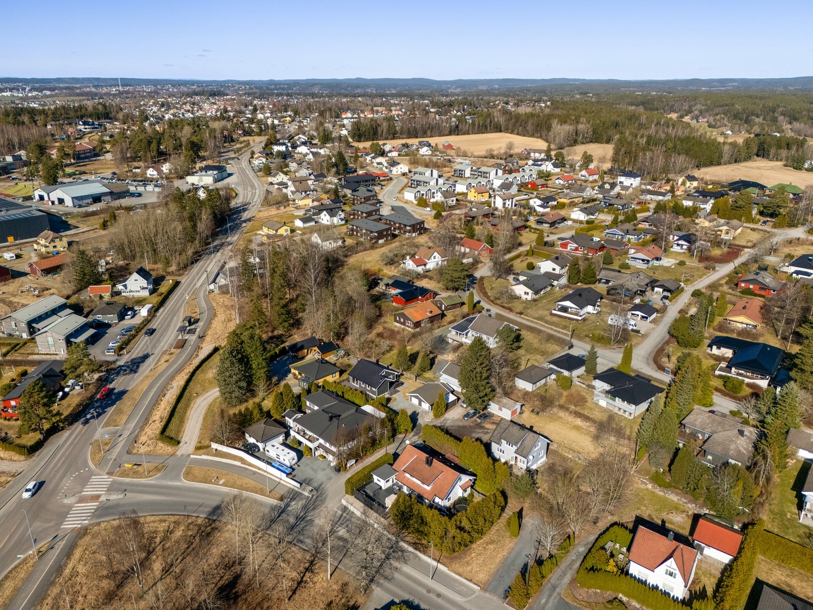 Det er gang- og sykkelsti for en trygg vei til Sandbakken barnehage, skole, flerbrukshall og friidrettsplass, samt til Tveterhytta hvor det er både idrettslag, barnehage og en splitter ny lysløype og sykkelbane som snart står klart. Et trivelig lokalmiljø Galleribilde