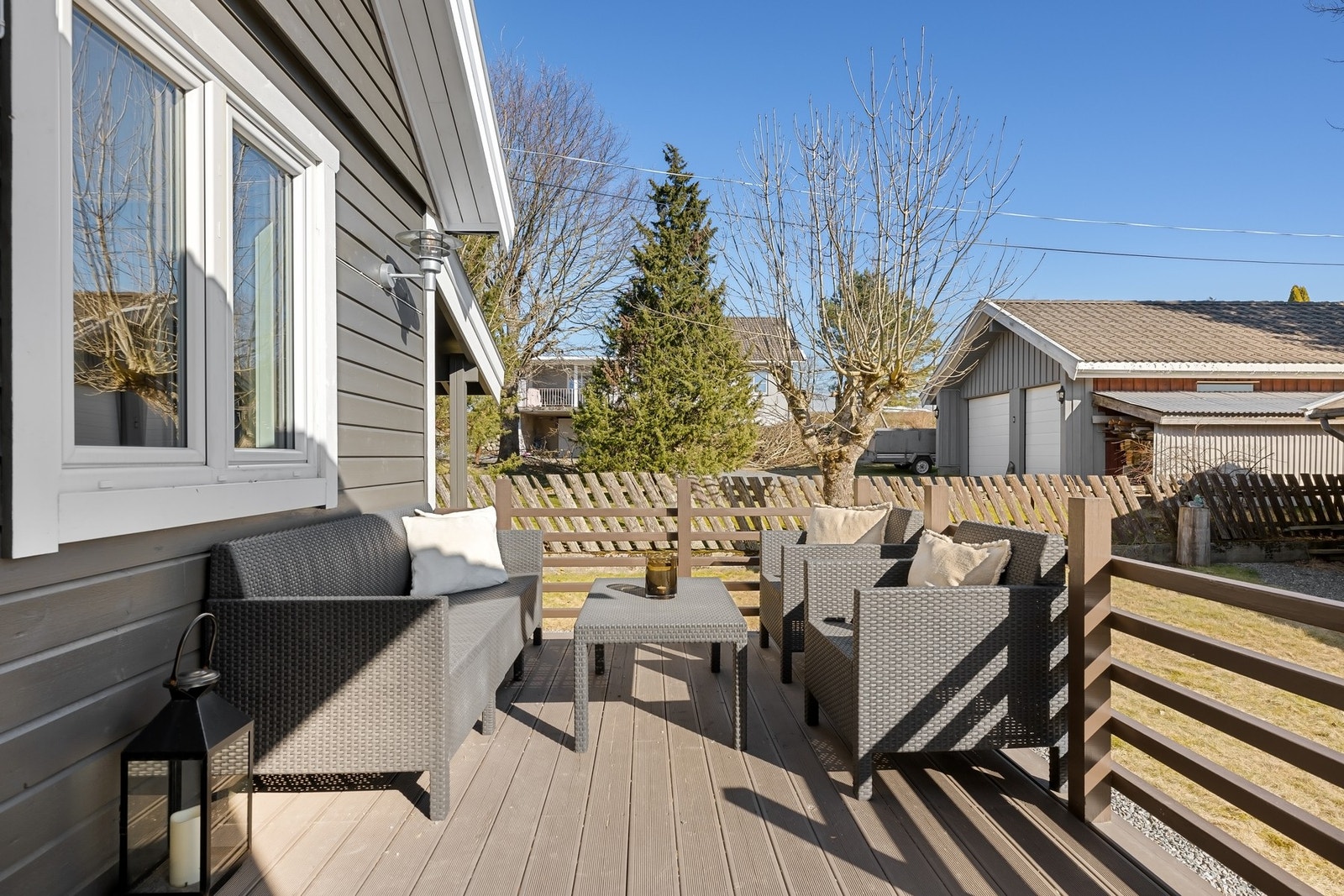 Denne hyggelige uteplassen er tilknyttet inngangspartiet. En flott plass hvor man kan innta kaffen i morgensola. Galleribilde