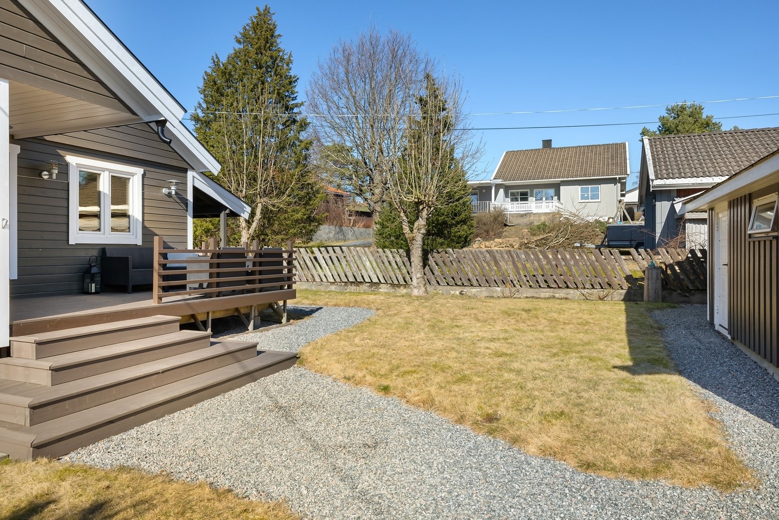 Hagen er pent opparbeidet med gressplen, hekkbeplantning og grusede gangarealer. Galleribilde