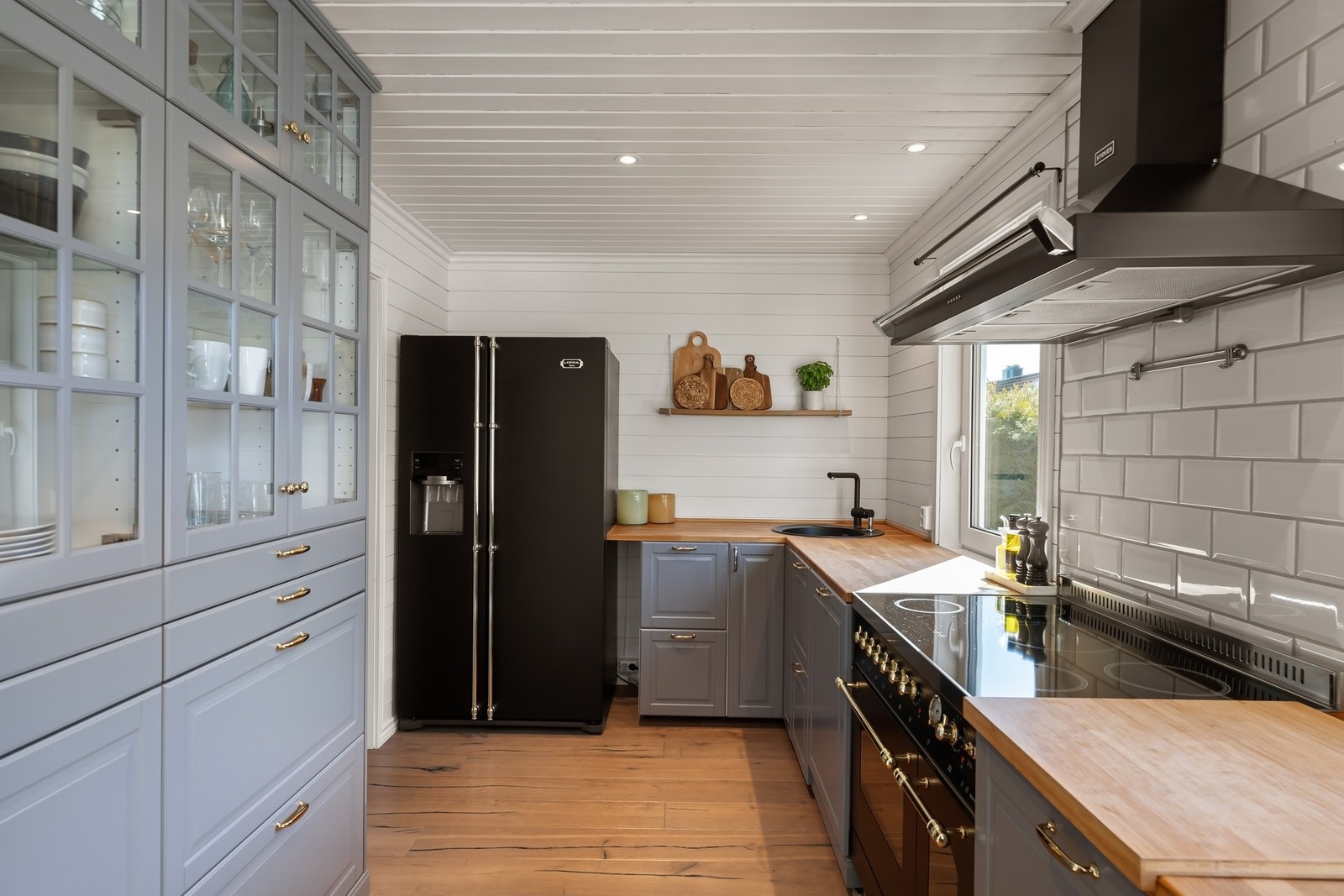 Sjarmerende kjøkken med profilerte fronter og heltre benkeplate av eik. Galleribilde