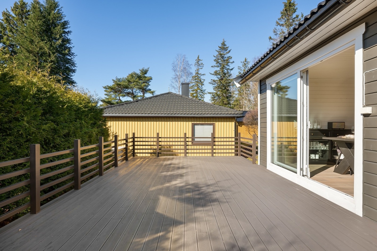 Boligen har flere uteplasser. Denne har tilgang fra stuen. Galleribilde