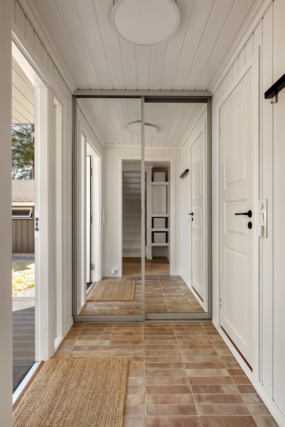 Integrert skyvedørsgarderobe m/speil i entreen. Galleribilde