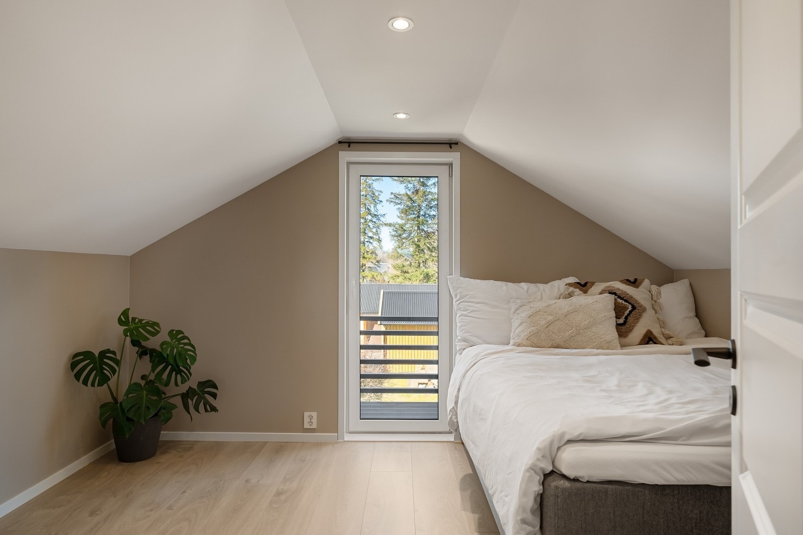 Soverom i loftetasjen har gode møbleringsmuligheter samt utgang til en luftebalkong. Galleribilde