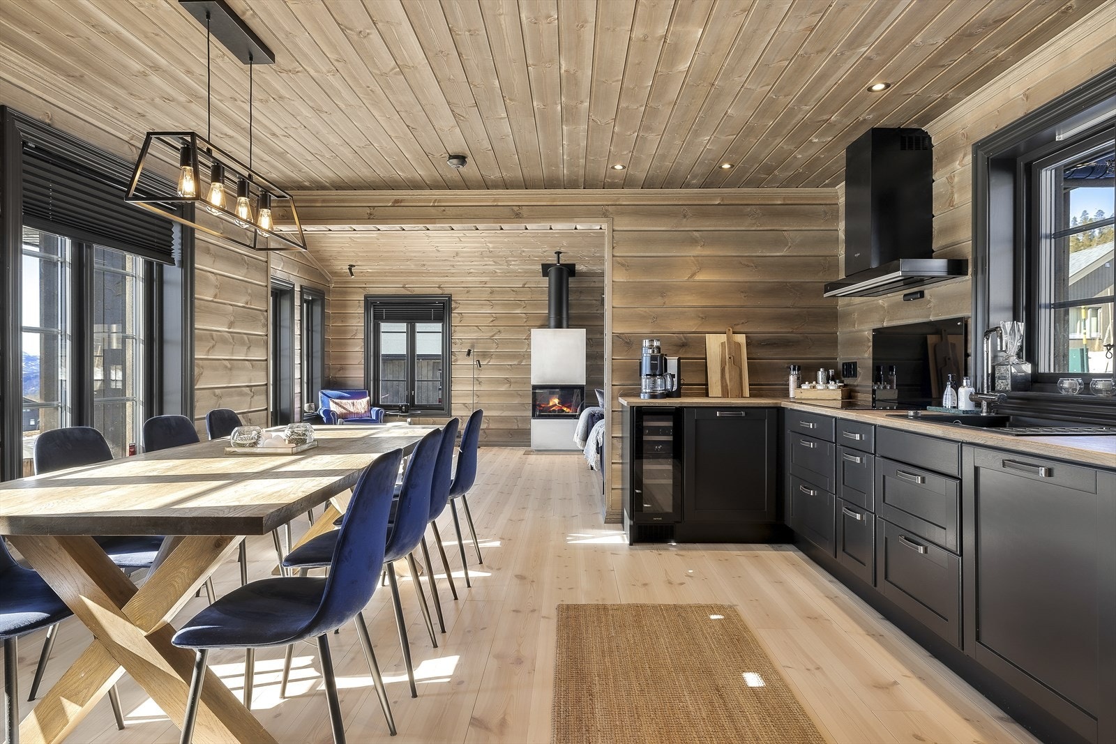 Kjøkkenet er romslig med spisestue til mange Galleribilde