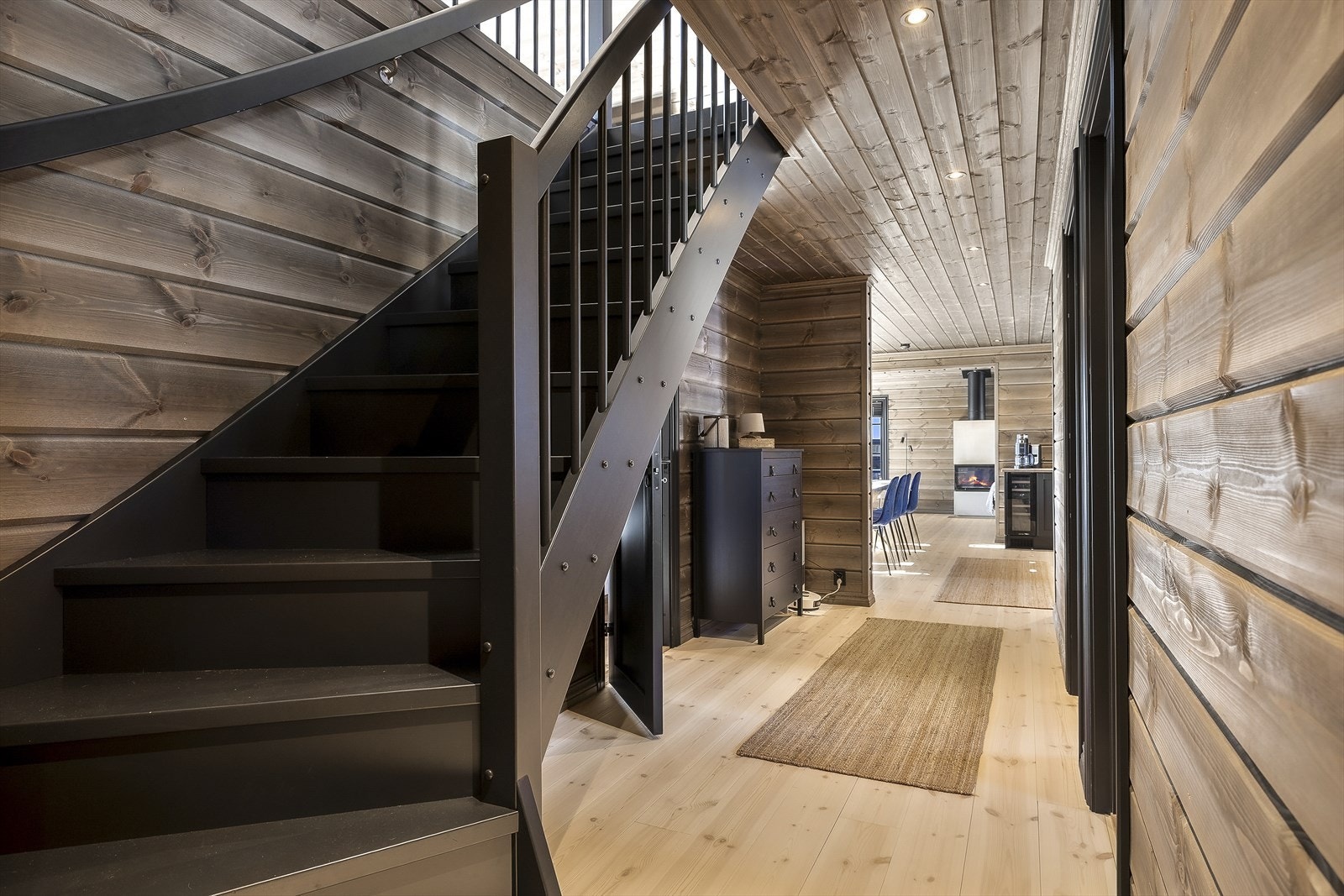 Fra gangen ser du peisen i andre enden av hytta Galleribilde