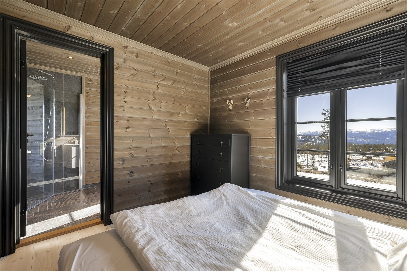 Soverommet har "ensuite baderom" Galleribilde