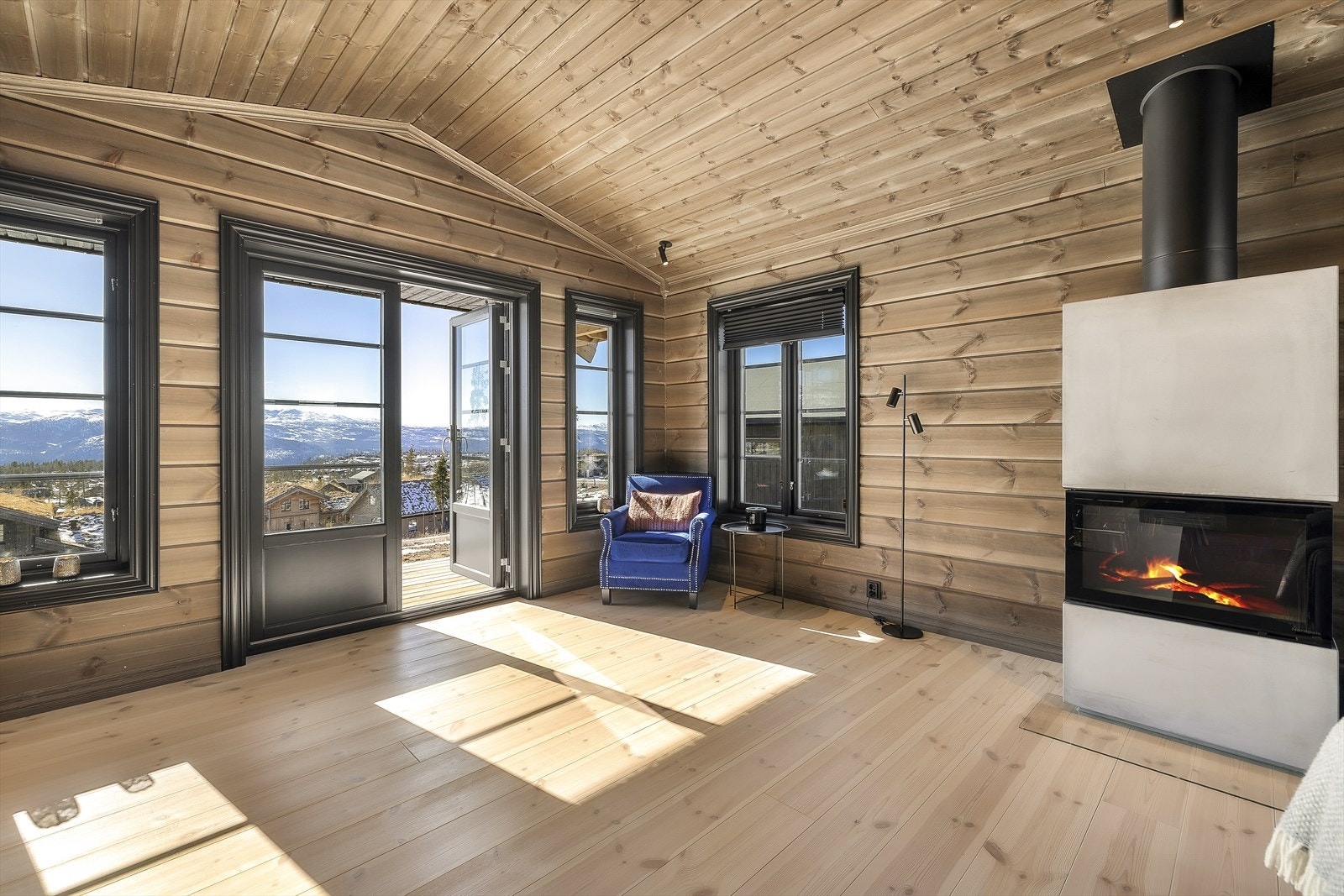 Stor stue med nydelig utsikt Galleribilde