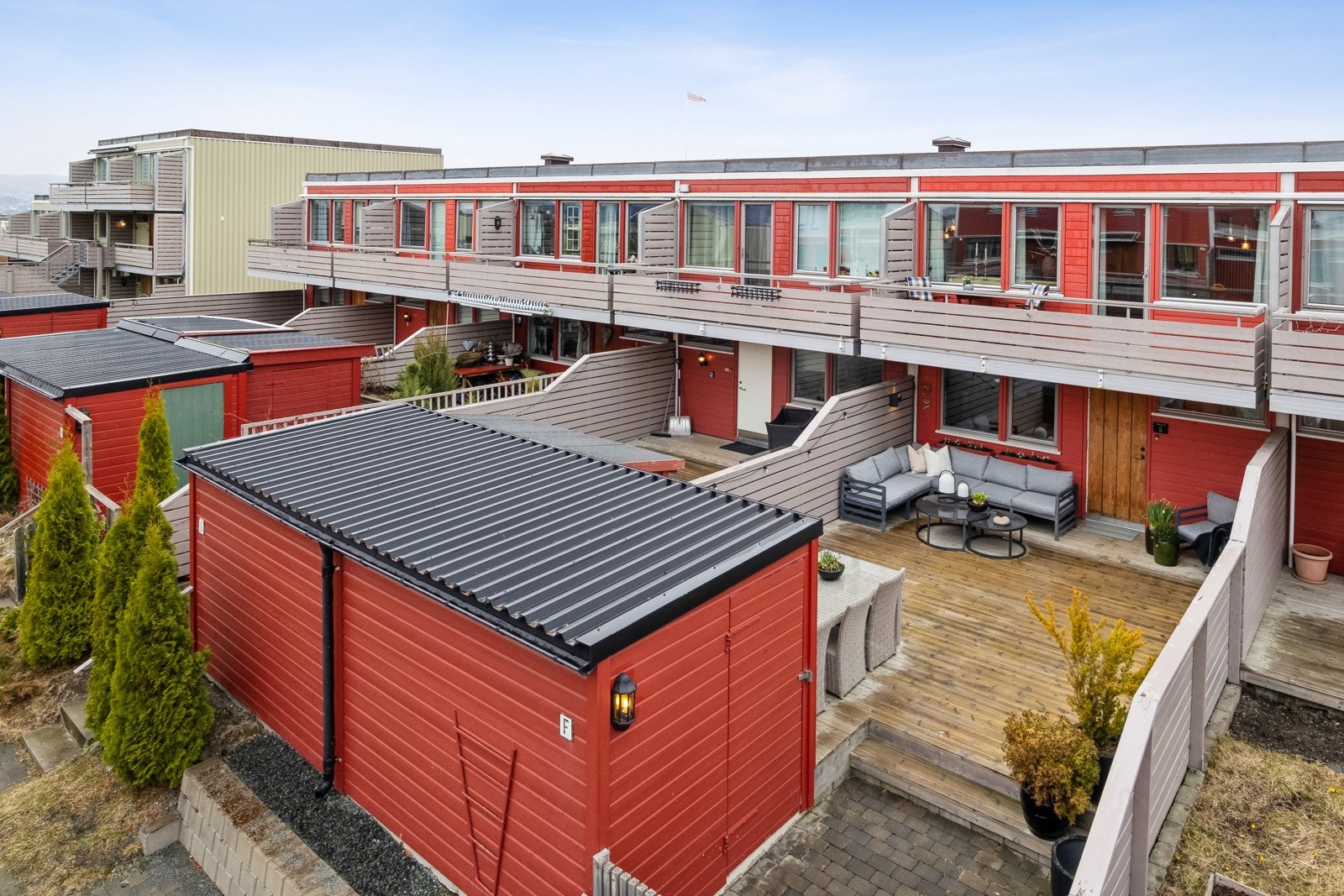 Proaktiv Eiendomsmegling v/Steinar Skaanes har gleden av å presentere et meget pent og romslig rekkehus over 2 plan på Risvollan. Galleribilde