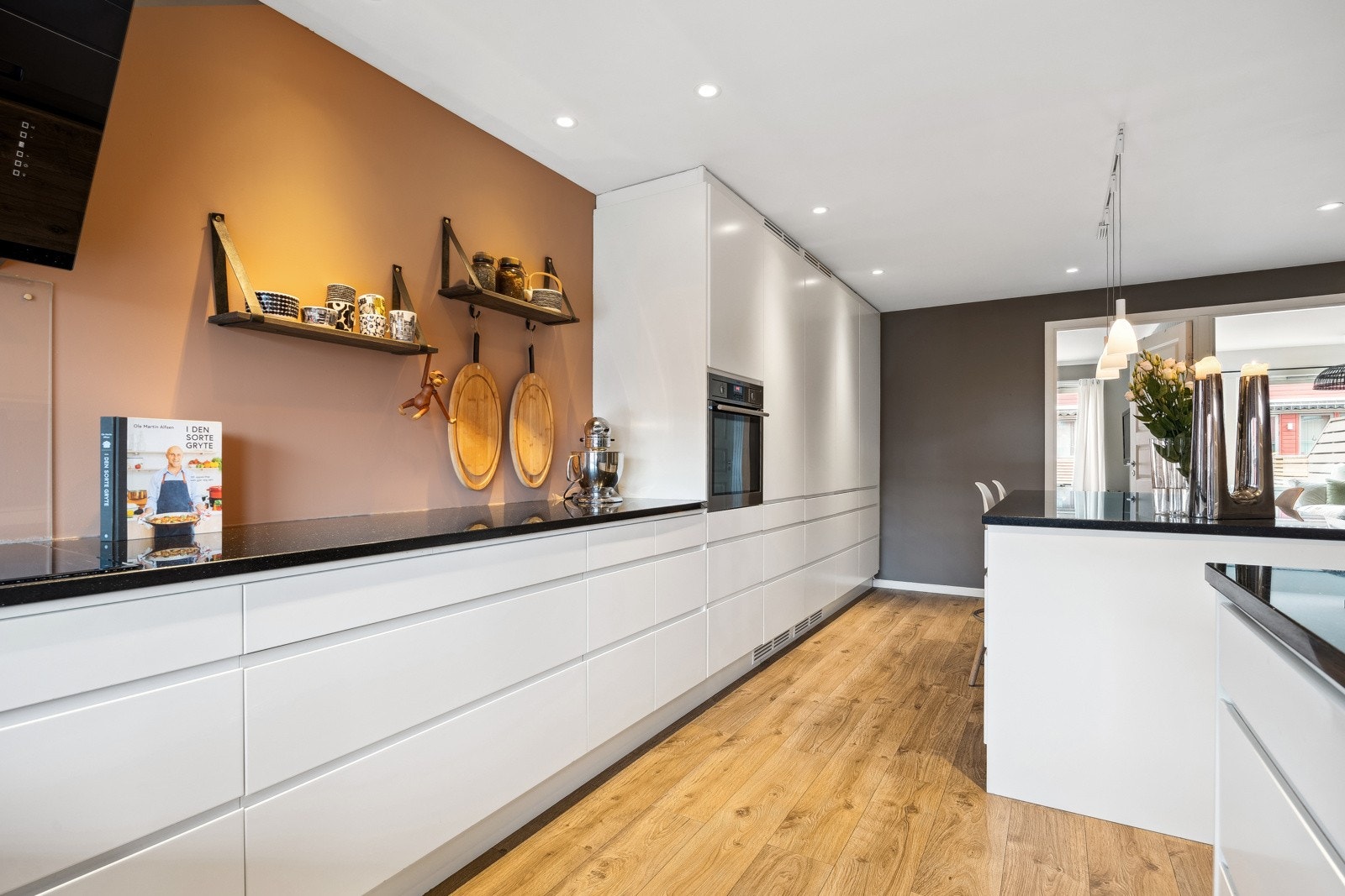 Mange vil nok særlig sette pris på kjøkkenets generøse størrelse. Galleribilde