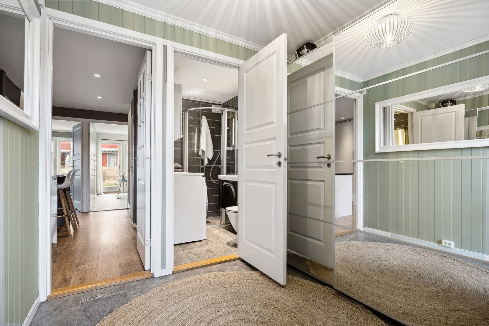 Fra entréen er det adkomst til etasjens bad. Galleribilde