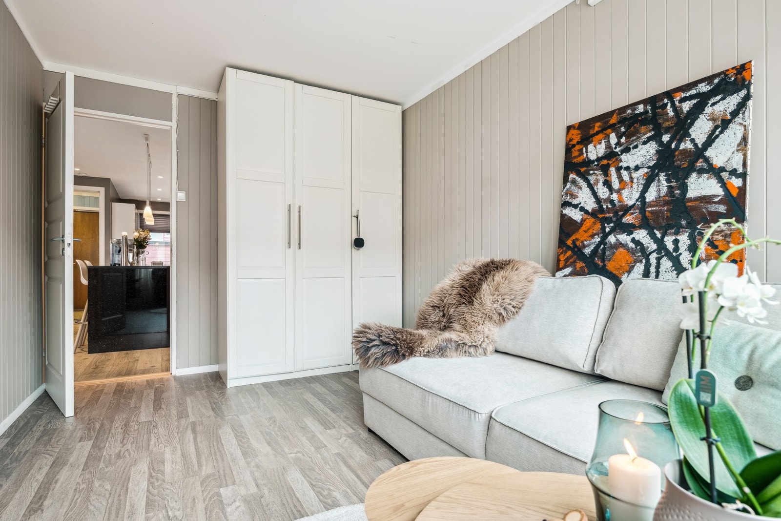 Rekkehuset har tre fine soverom. To av disse er lokalisert i hovedetasjen og det siste i 2. etasje. Galleribilde