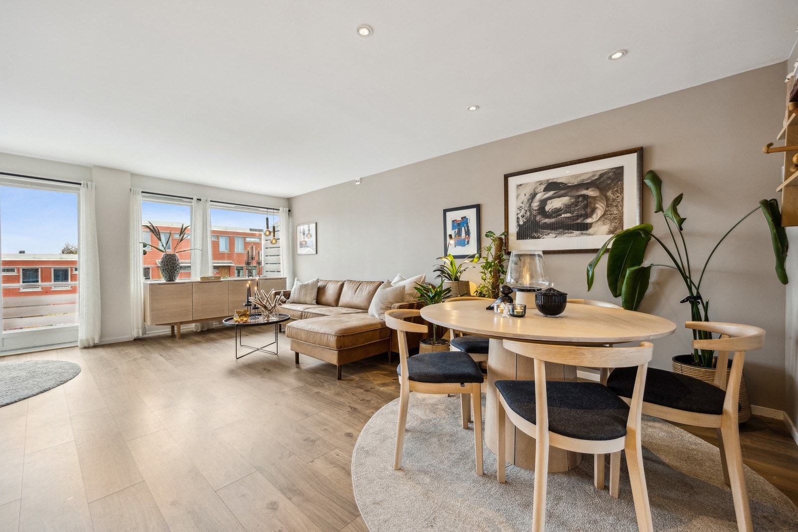 Lys og luftig stuem gir en god atmosfære i rommet. Galleribilde