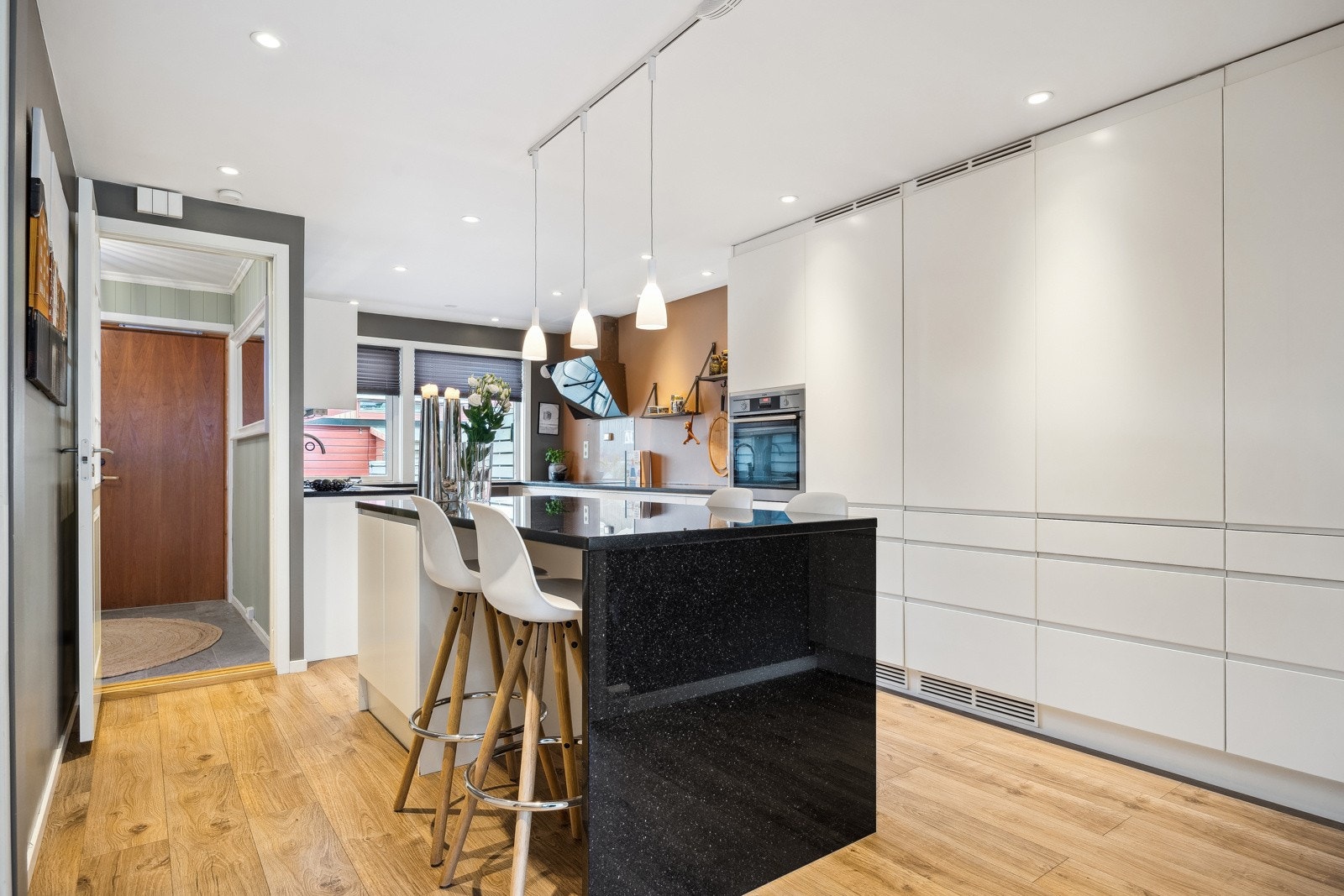 Fra entréen ankommer man boligens fantastiske Ballingslöv kjøkken. Galleribilde