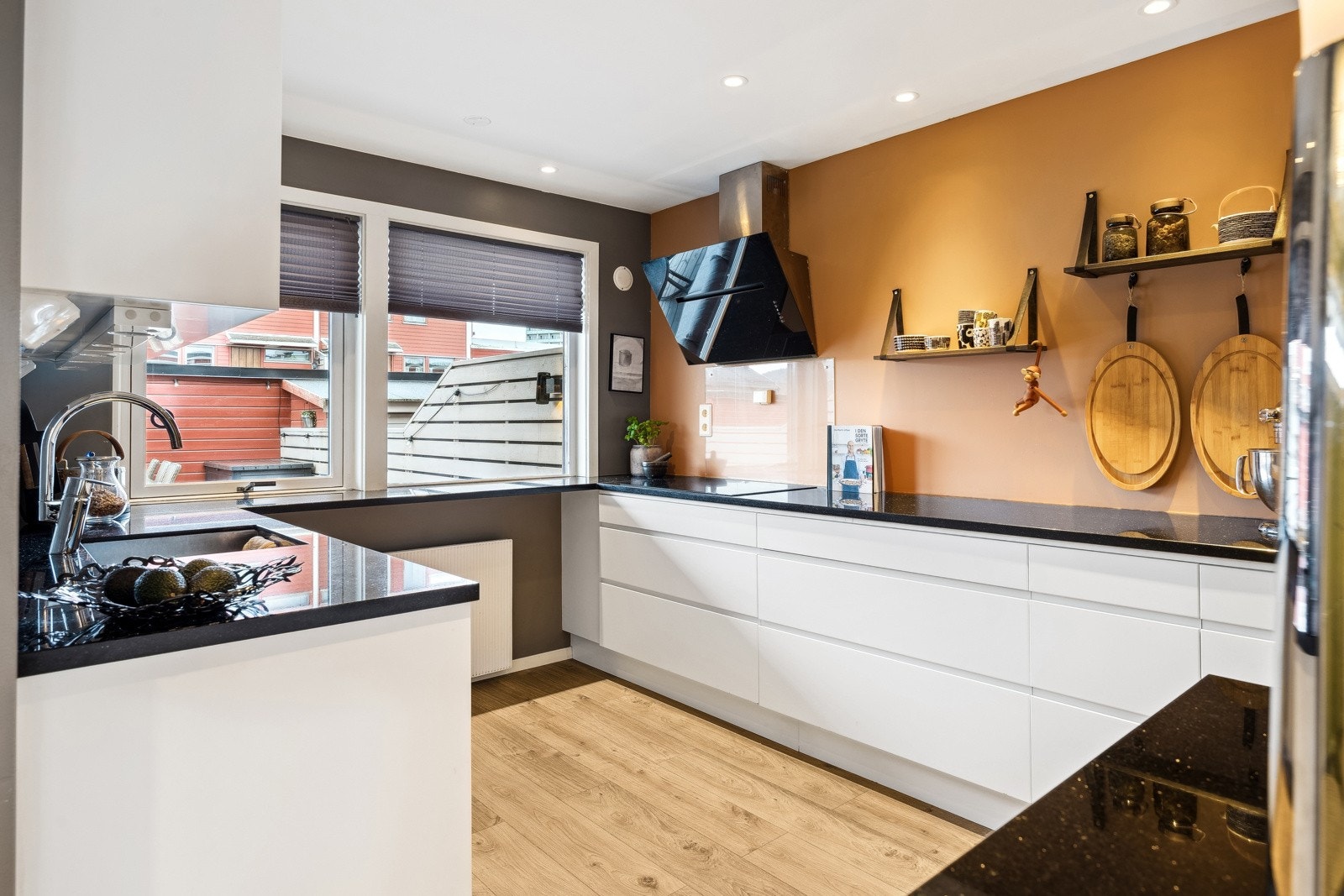 De sørvendte vinduene slipper inn godt med naturlig lys, og suppleres med downlights i himling. Galleribilde