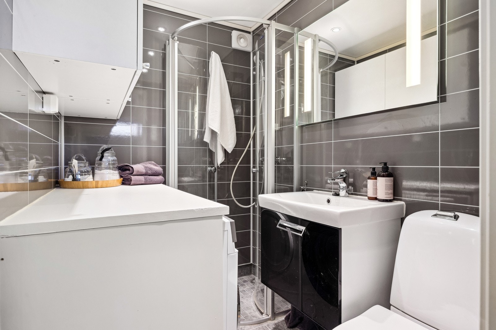 Badet, som ble oppgradert i 2014, er innredet med fliser på gulv og baderomsplater på vegger. Øvrig innredning består av dusjnisje, nedfelt servant, toalett og opplegg for vaskemaskin. Galleribilde