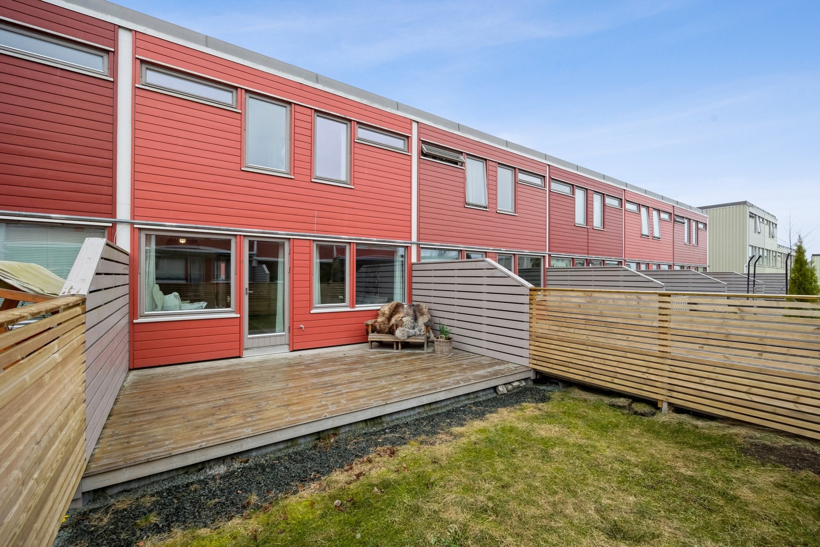 Rekkehuset har store, fine uterom på begge sider, slik at man på godværsdagene kan flytte seg etter solen og nyte den gjennom hele dagen. Galleribilde