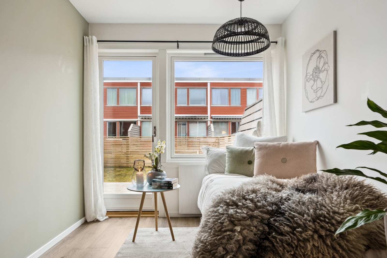 Det minste soverommet har adkomst til boligens uteareal. Galleribilde