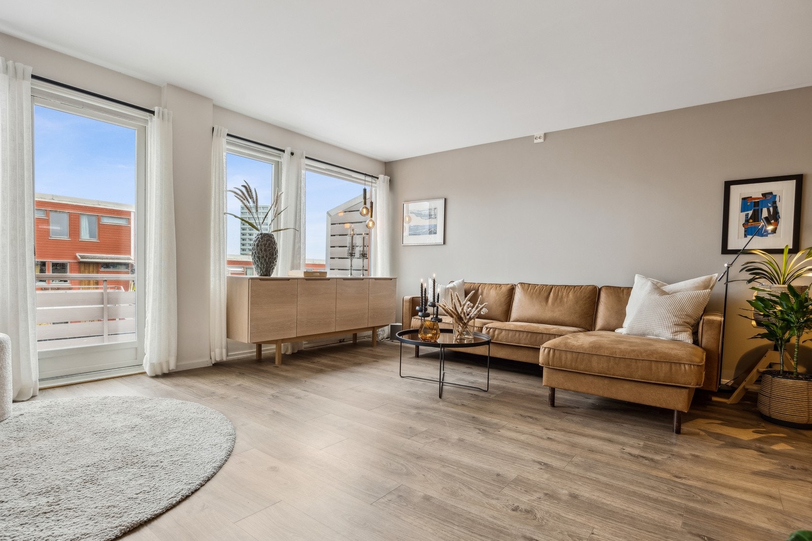 Rommet oppleves lyst og luftig med store vindusflater. Galleribilde