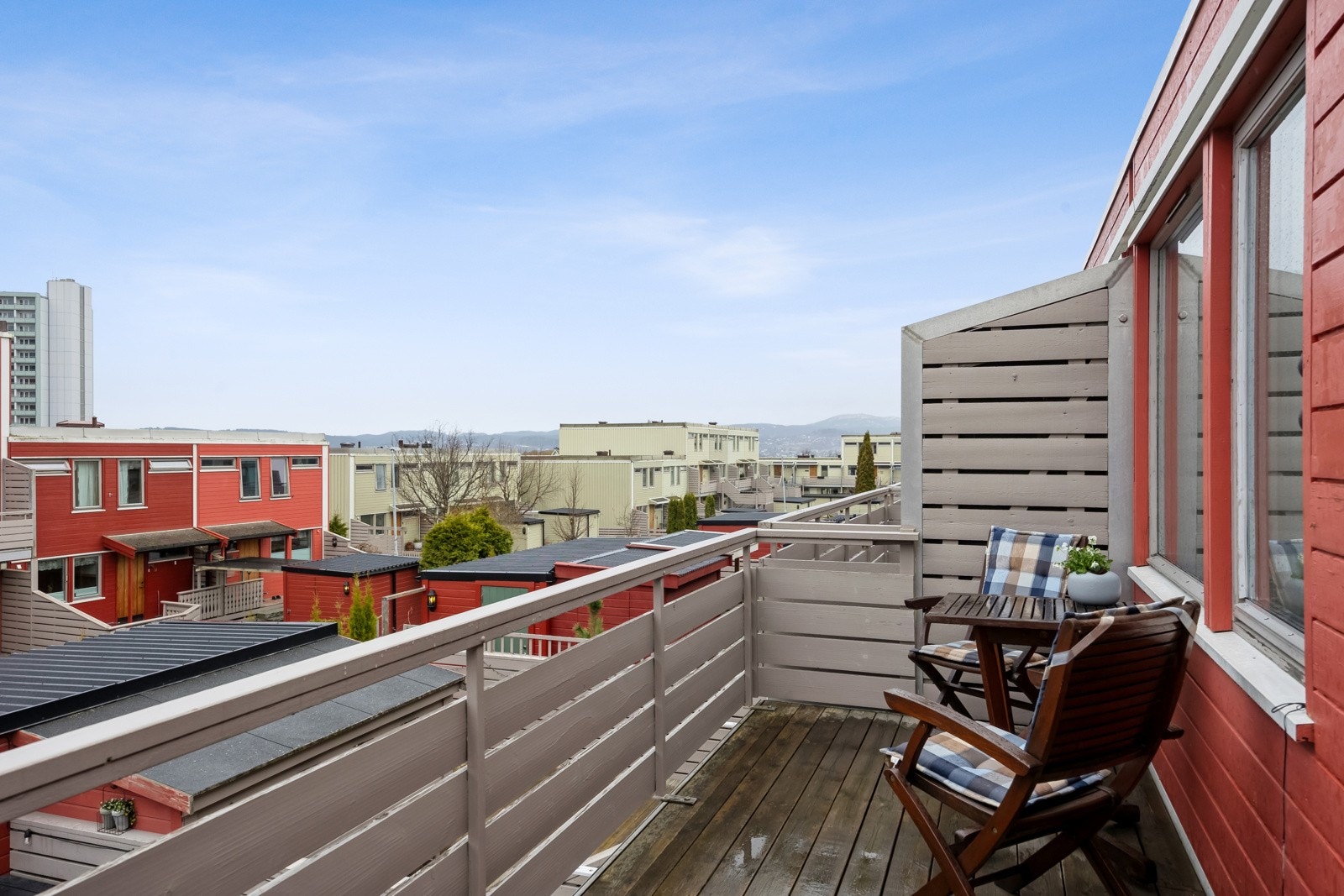 Fra stuen er det adkomst til en solrik balkong med hyggelig utsikt over nærområdet. Galleribilde