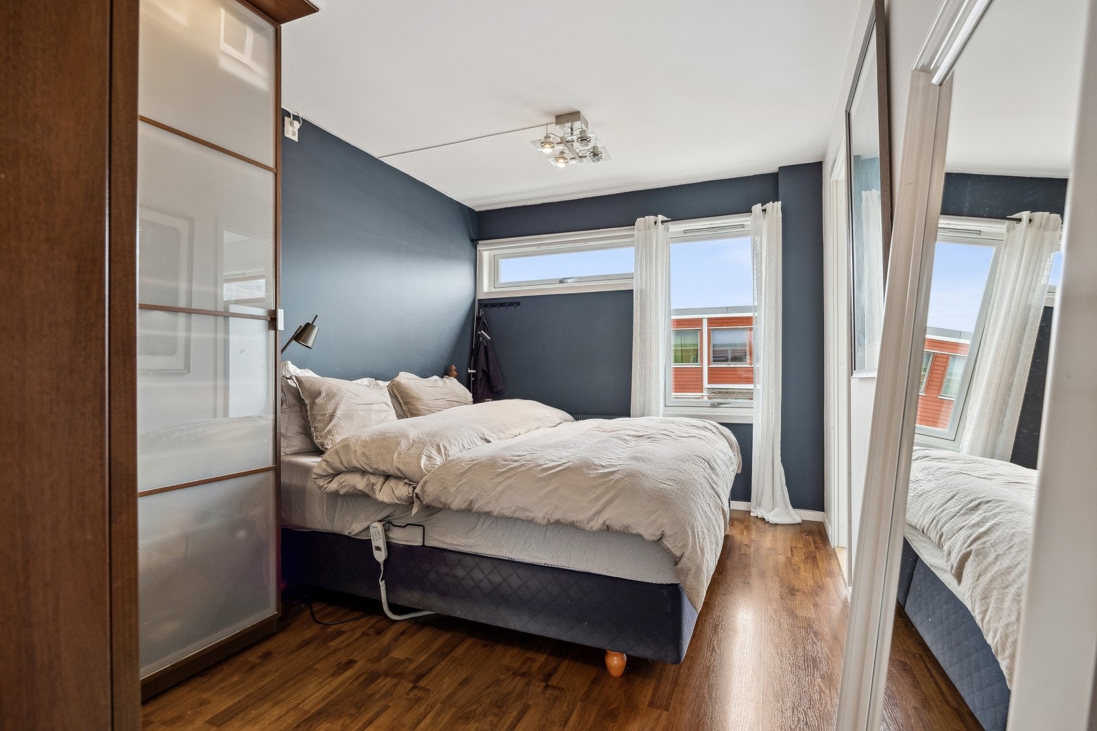 Medfølgende garderobeskap på soverommet Galleribilde