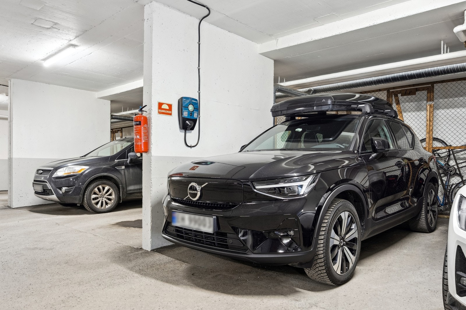 Parkeringsplass i oppvarmet garasjeanlegg rett ved gjør det praktisk og lettvint i hverdagen. Her er det montert ladeboks for elbil som medfølger salget. Galleribilde