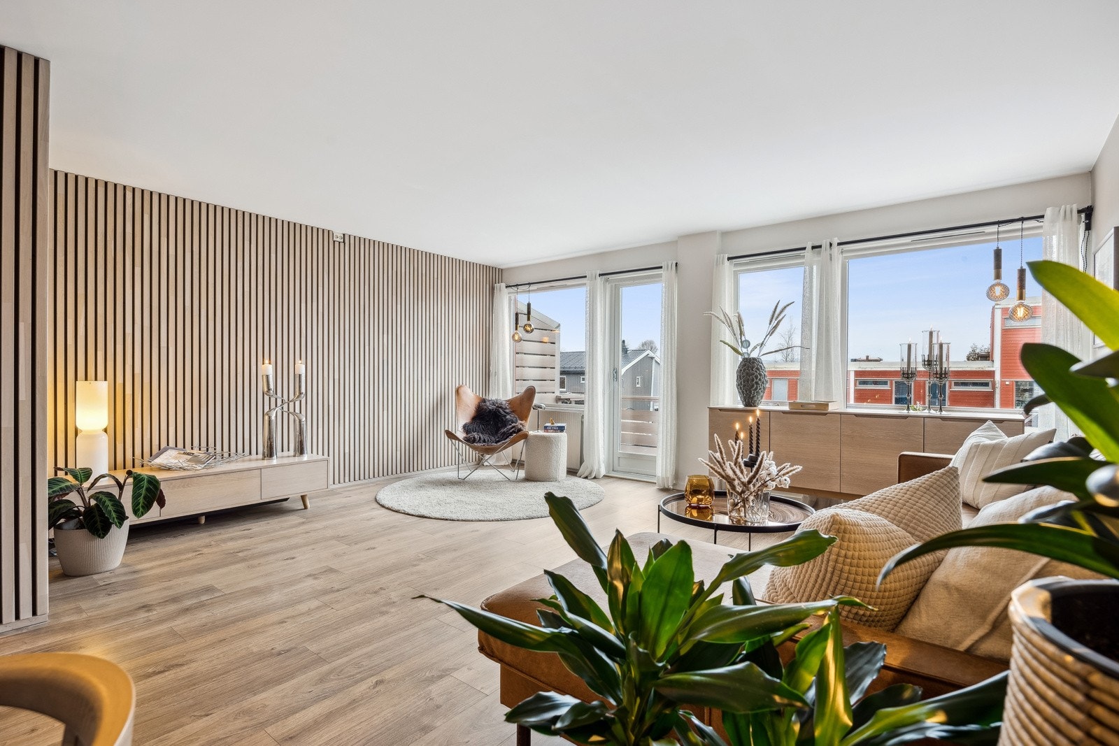 Stuen har en fin utforming og størrelse som gir plass til både spisegruppe, sofagruppe og mediemøblement. Galleribilde