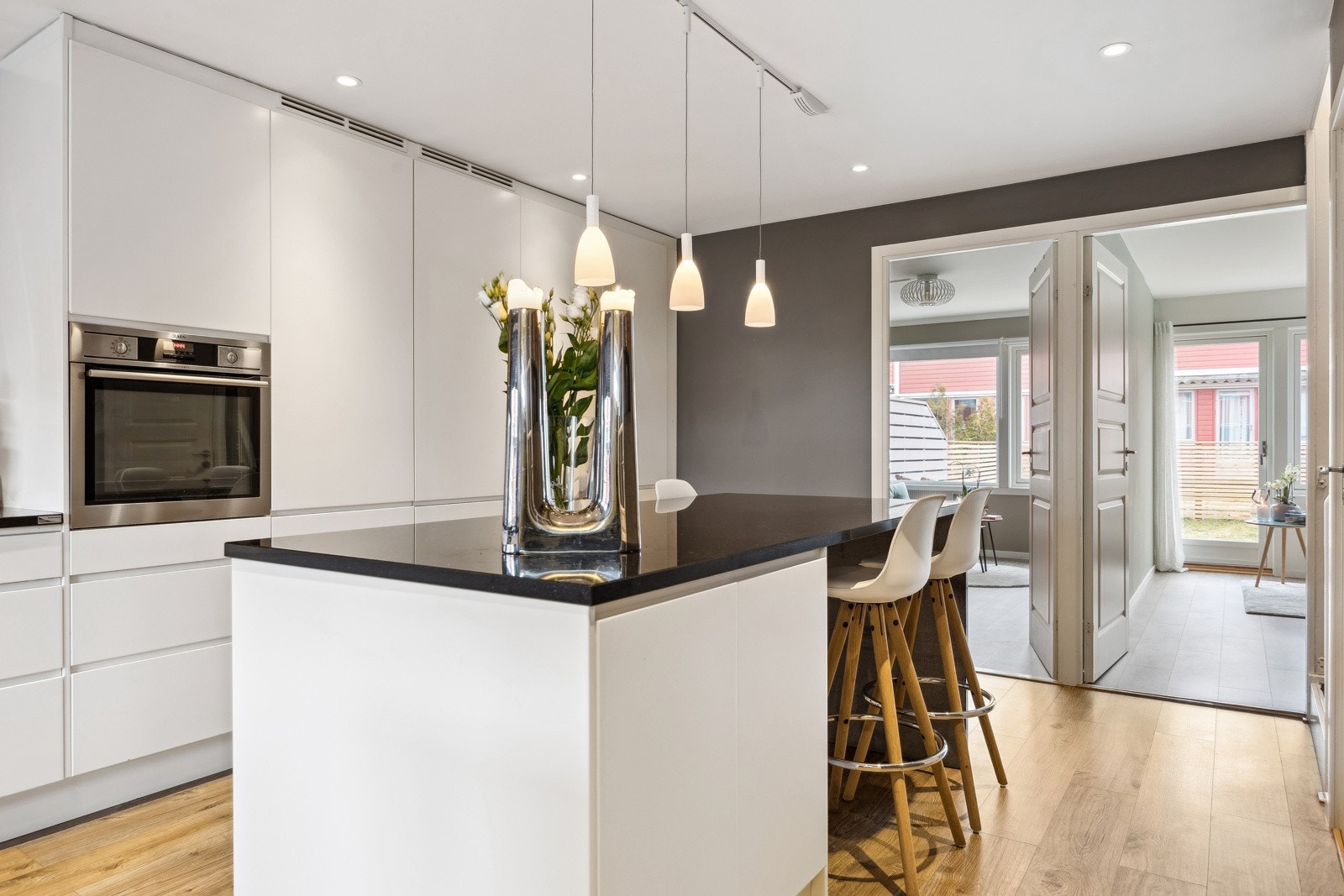 Kjøkkenøyen er et flott supplement til resten av innredningen, med en ekstra arbeidsflate til tilberedning av mat og ekstra oppbevaring. Ved kjøkkenøyen er det barløsning med spiseplass for fire. Galleribilde